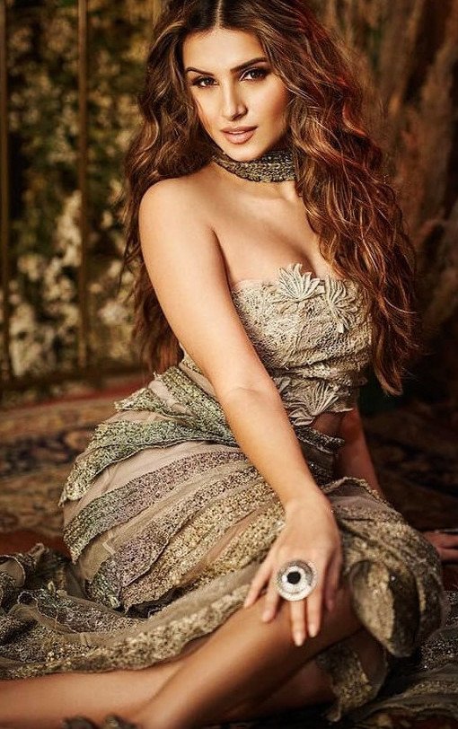 Tara Sutaria  nude photo