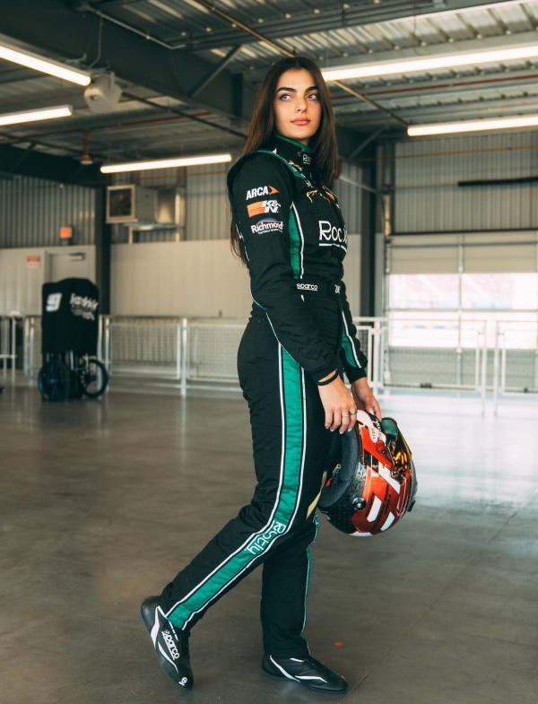 Toni Breidinger Nude Leaks | Xpicsly