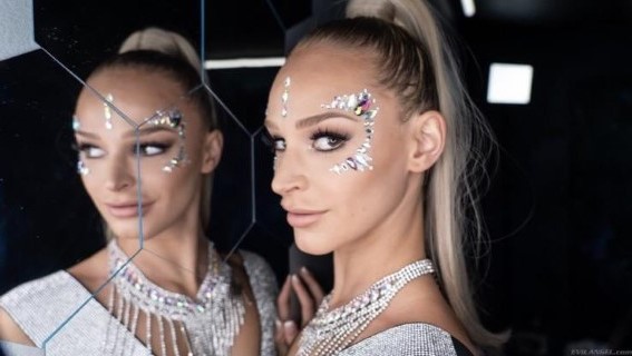 Emma Hix  nude photo