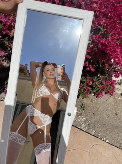 Emma Hix  nude photo