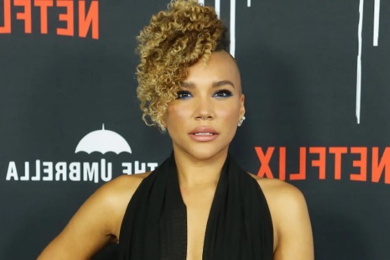 Emmy Raver-Lampman  nude photo