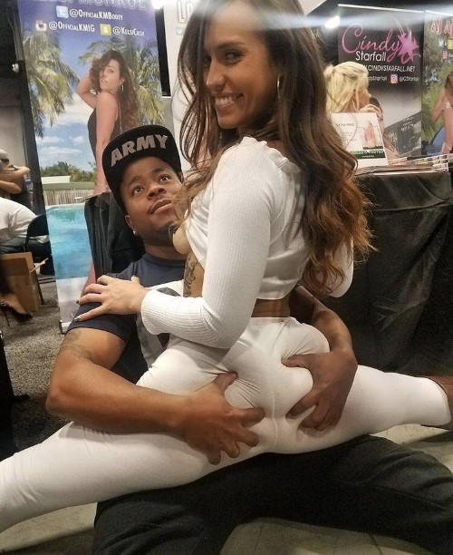 Kelsi Monroe Kelsie Monroe And A Very Lucky Fan  nude photo