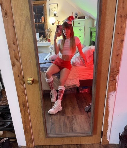 Naomi Swann  nude photo