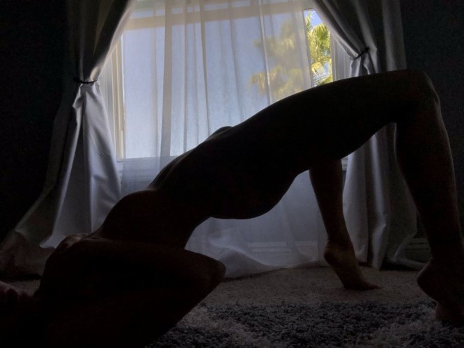 Naomi Swann Silhouette [Twitter]  nude photo
