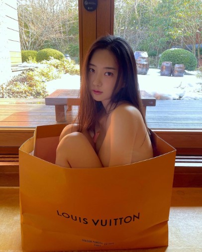Shin Jae-eun  nude photo