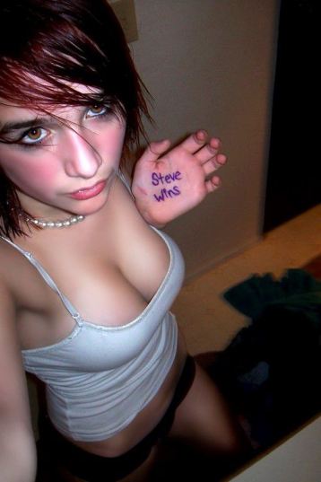Hot Emo Girls Cleavage  nude photo