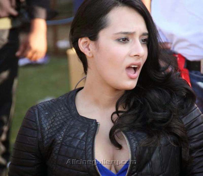 Mayanti Langer Boob Cleavage HD Photos  nude photo