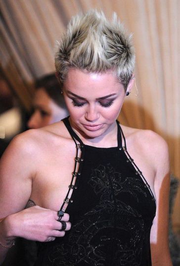 Miley Cyrus Grammys Nipple Slip  nude photo