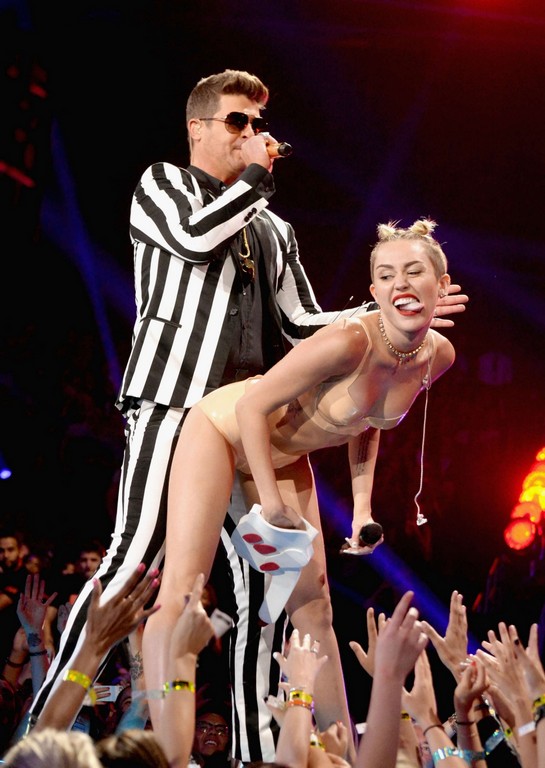 Miley Cyrus Twerking Robin Thicke  nude photo