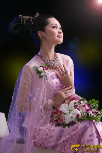 Moe Yu San  nude photo