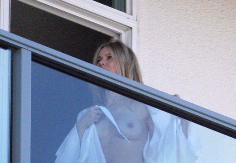 Naomi Watts Nude On Balcony  nude photo