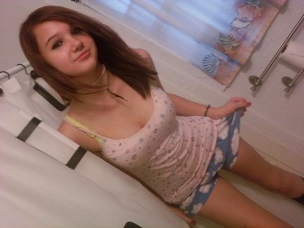 Non Nude Young Teen Cleavage  nude photo